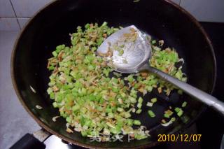 早餐精典制作《芹菜虾皮.蘑菇鸡丁菜炒饭》的做法步骤：36