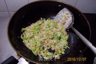 早餐精典制作《芹菜虾皮.蘑菇鸡丁菜炒饭》的做法步骤：38