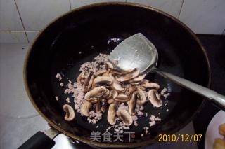 早餐精典制作《芹菜虾皮.蘑菇鸡丁菜炒饭》的做法步骤：53