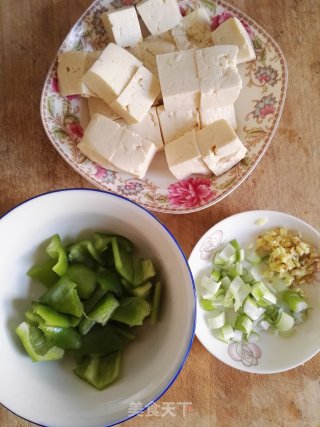 虾仁青椒炒豆腐的做法步骤：3