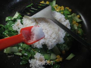 玉米粒青菜虾仁炒饭的做法步骤：5