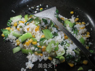 玉米粒青菜虾仁炒饭的做法步骤：6