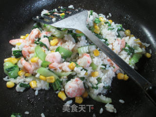 玉米粒青菜虾仁炒饭的做法步骤：7