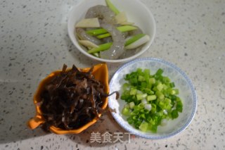 虾仁炒饭的做法步骤：2