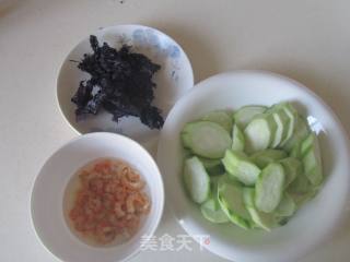 虾仁紫菜丝瓜汤的做法步骤：1