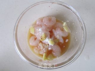 彩椒虾仁蟹味菇的做法步骤：2