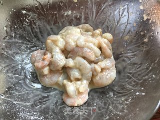 香椿虾仁炒蛋的做法步骤：1