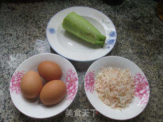 虾皮西葫芦摊鸡蛋的做法步骤：1