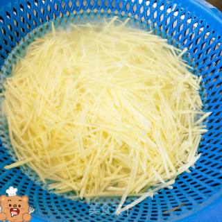 “ 凉拌菜 ”蒜香土豆丝的做法步骤：2