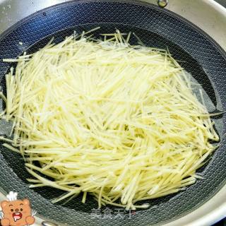 “ 凉拌菜 ”蒜香土豆丝的做法步骤：3