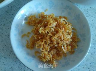鸡蛋虾皮炒蚕豆的做法步骤：2