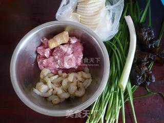 猪肉三鲜锅贴的做法步骤：1