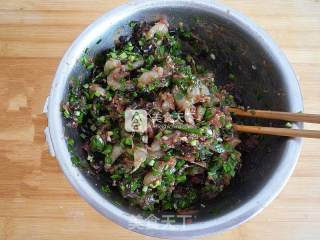 猪肉三鲜锅贴的做法步骤：9