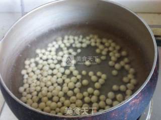 河虾仁炒鸡头米的做法步骤：2