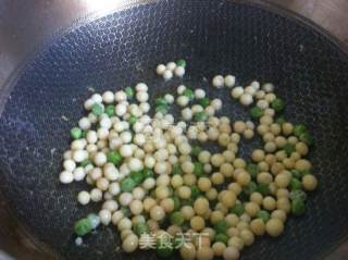 河虾仁炒鸡头米的做法步骤：8