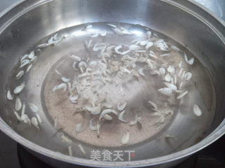 白萝卜虾皮汤的做法步骤：5