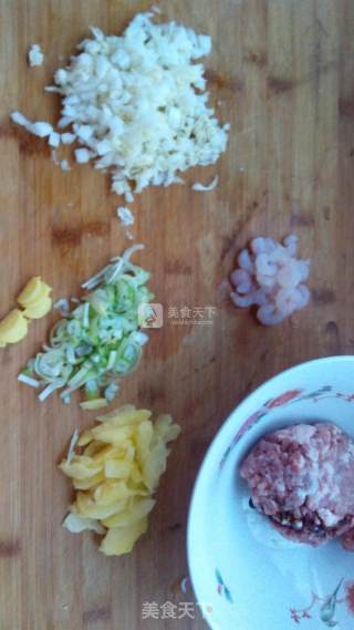 白菜虾仁水饺的做法步骤：1