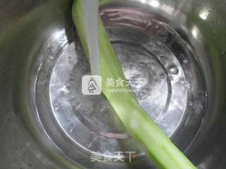 紫菜虾皮煮长瓜 的做法步骤：2