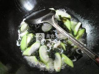 紫菜虾皮煮长瓜 的做法步骤：6