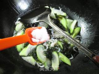 紫菜虾皮煮长瓜 的做法步骤：7