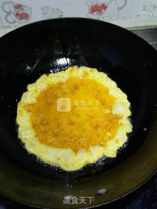 平菇炒鸡蛋的做法步骤：4
