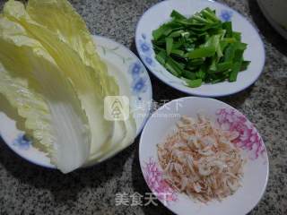 韭菜虾皮炒白菜的做法步骤：1