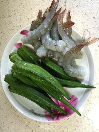 可口美容的炒菜——秋葵炒虾球的做法步骤：1
