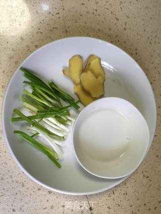 可口美容的炒菜——秋葵炒虾球的做法步骤：2