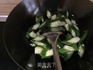 可口美容的炒菜——秋葵炒虾球的做法步骤：5