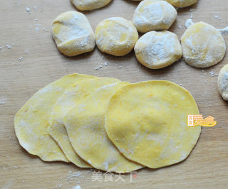 元宵节必吃喜庆三鲜元宝饺子的做法步骤：9