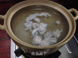 虾仁排骨海参汤的做法步骤：3