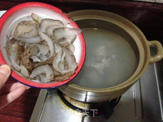 虾仁排骨海参汤的做法步骤：6