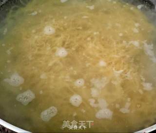 港式蚝油虾籽捞面--配大地鱼汤的做法步骤：2