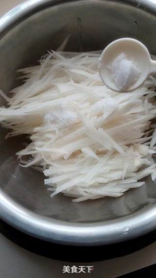 无油的萝卜丝虾皮汤的做法步骤：2