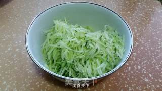 黄瓜虾皮蒸饺的做法步骤：2
