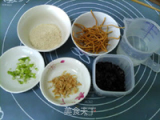 紫菜虾皮玉米粥的做法步骤：1