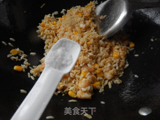 虾仁玉米炒饭的做法步骤：11