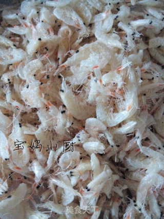 廉价养生快手菜  小葱炒虾皮的做法步骤：2