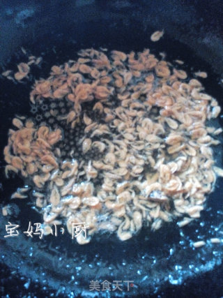 廉价养生快手菜  小葱炒虾皮的做法步骤：5