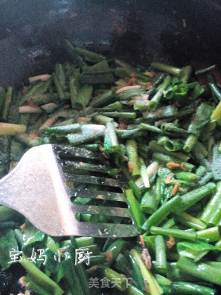 廉价养生快手菜  小葱炒虾皮的做法步骤：7