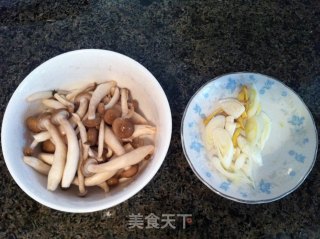 蟹味菇虾皮冬瓜汤的做法步骤：3