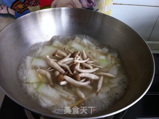 蟹味菇虾皮冬瓜汤的做法步骤：9