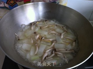 蟹味菇虾皮冬瓜汤的做法步骤：10