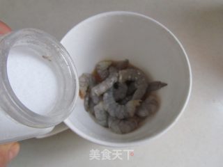 虾仁青豆莲子米的做法步骤：3