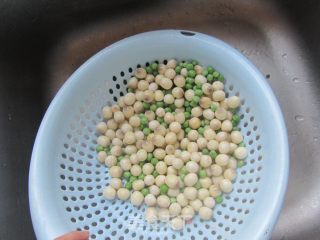 虾仁青豆莲子米的做法步骤：7