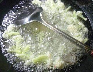 韭菜虾皮炒花菜的做法步骤：3