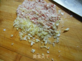 白玉镶珠——豆腐酿虾仁花样做的做法步骤：2
