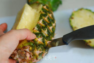 【虾仁菠萝饭】附快速便捷取菠萝肉方法的做法步骤：2