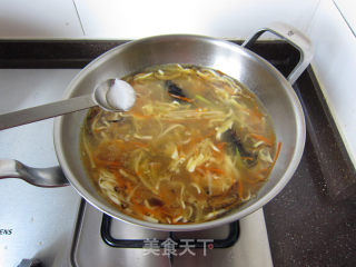 海鲜酸辣汤的做法步骤：11
