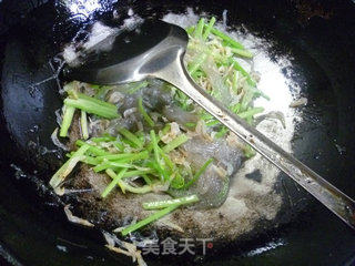 虾皮粉丝炒芹菜的做法步骤：6